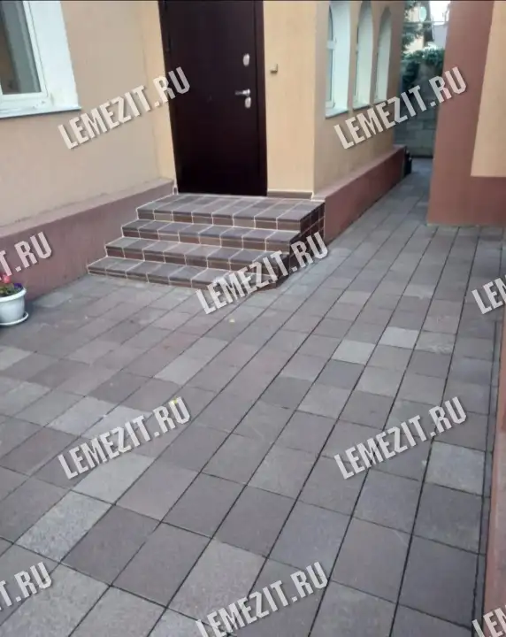 купить форматные плиты для мощения участка из природного камня лемезита